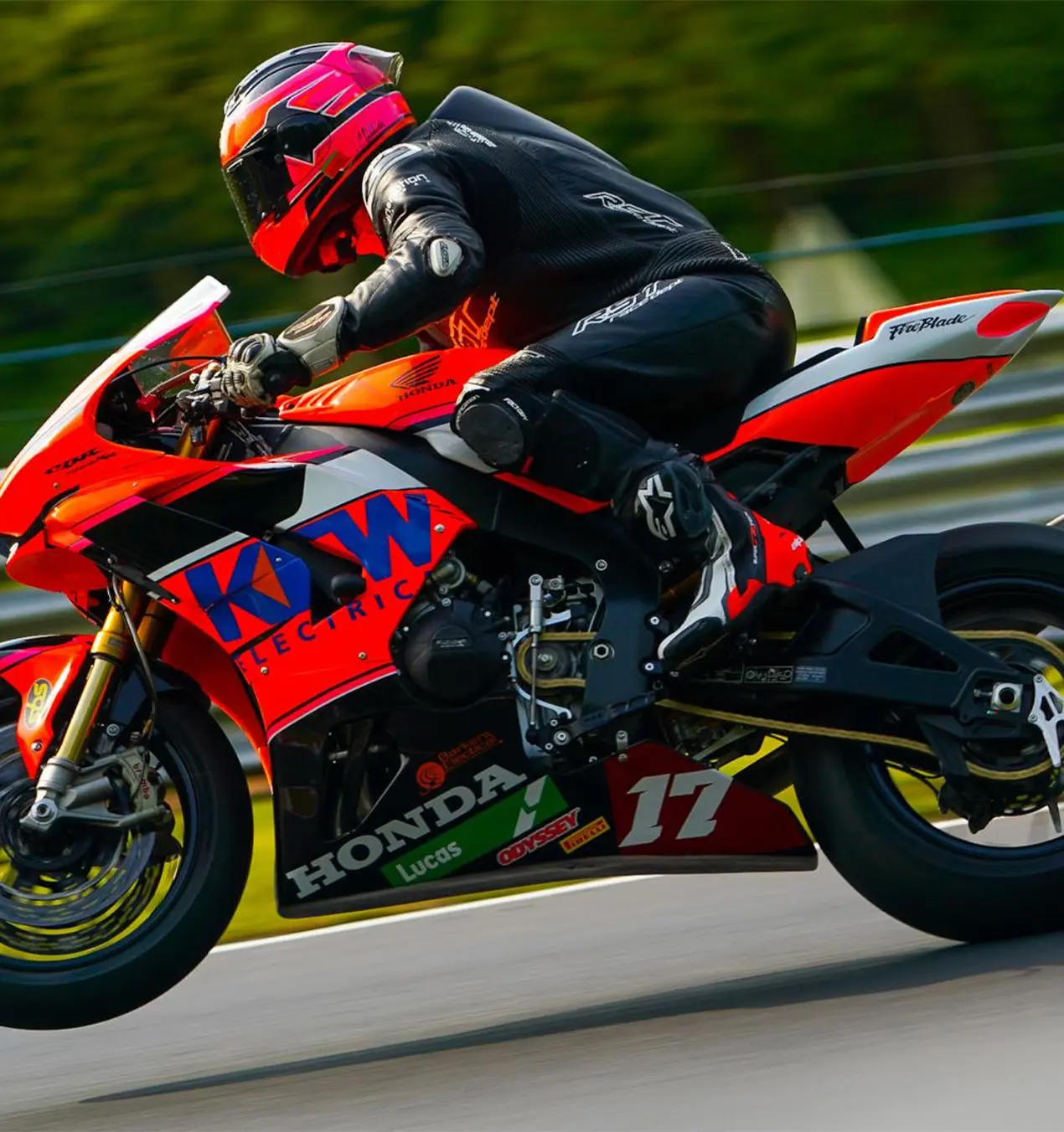 Lucas patrocina a Paul Barker, que compite en la Serie Británica Superstock 1000 de este año.